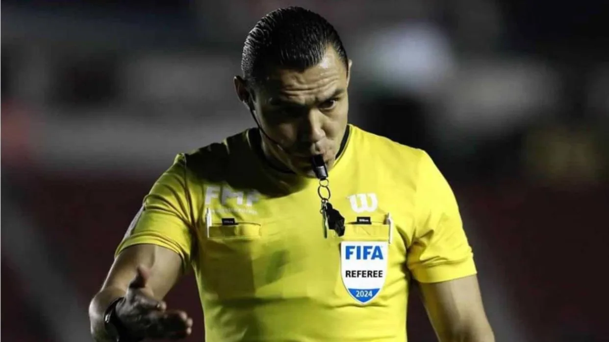 Concacaf Sanciona Al árbitro Gato Ortiz Tras Pedir El Autógrafo De Lionel Messi Después De Un Partido