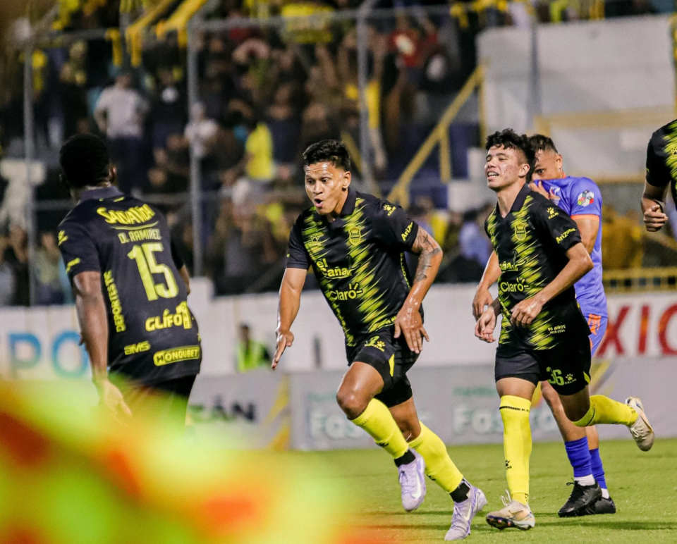 Real españa es el nuevo líder del torneo clausura y marathón entusiasma a sus aficionados