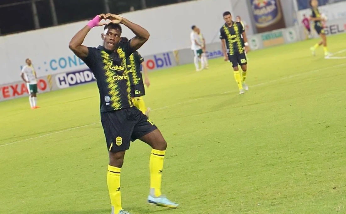 Real españa golea al juticalpa y empata en el liderato al olimpia