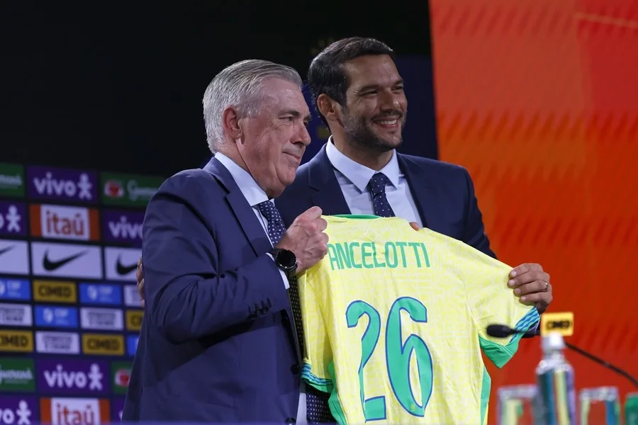 Ancelotti llega a brasil y en su primera lista incluye a casemiro y vinícius y deja fuera a neymar